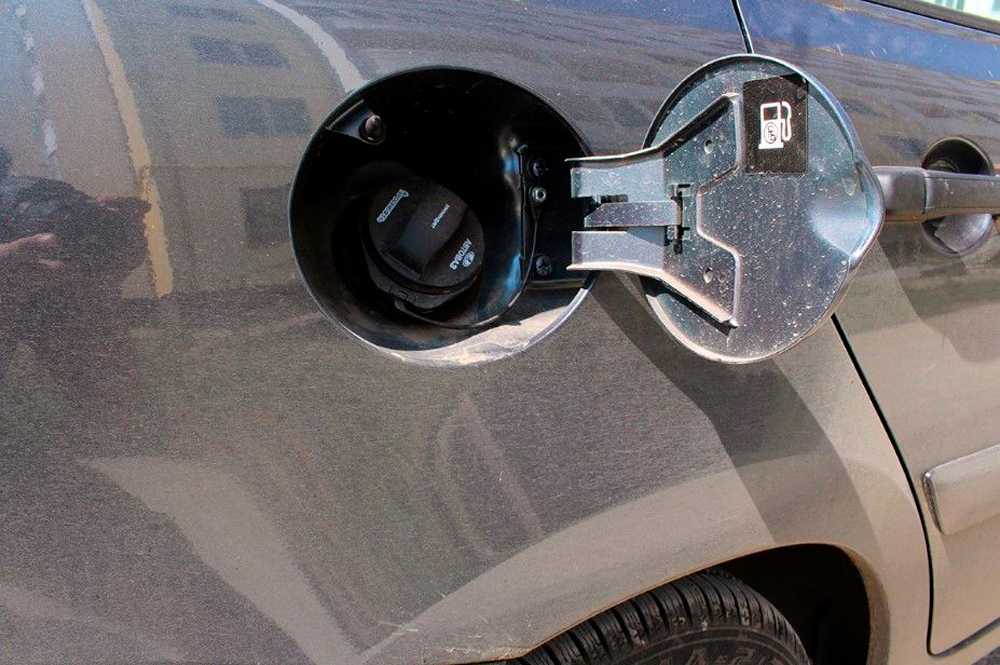 Что будет с авто, если подсыпать сахар в бензобак