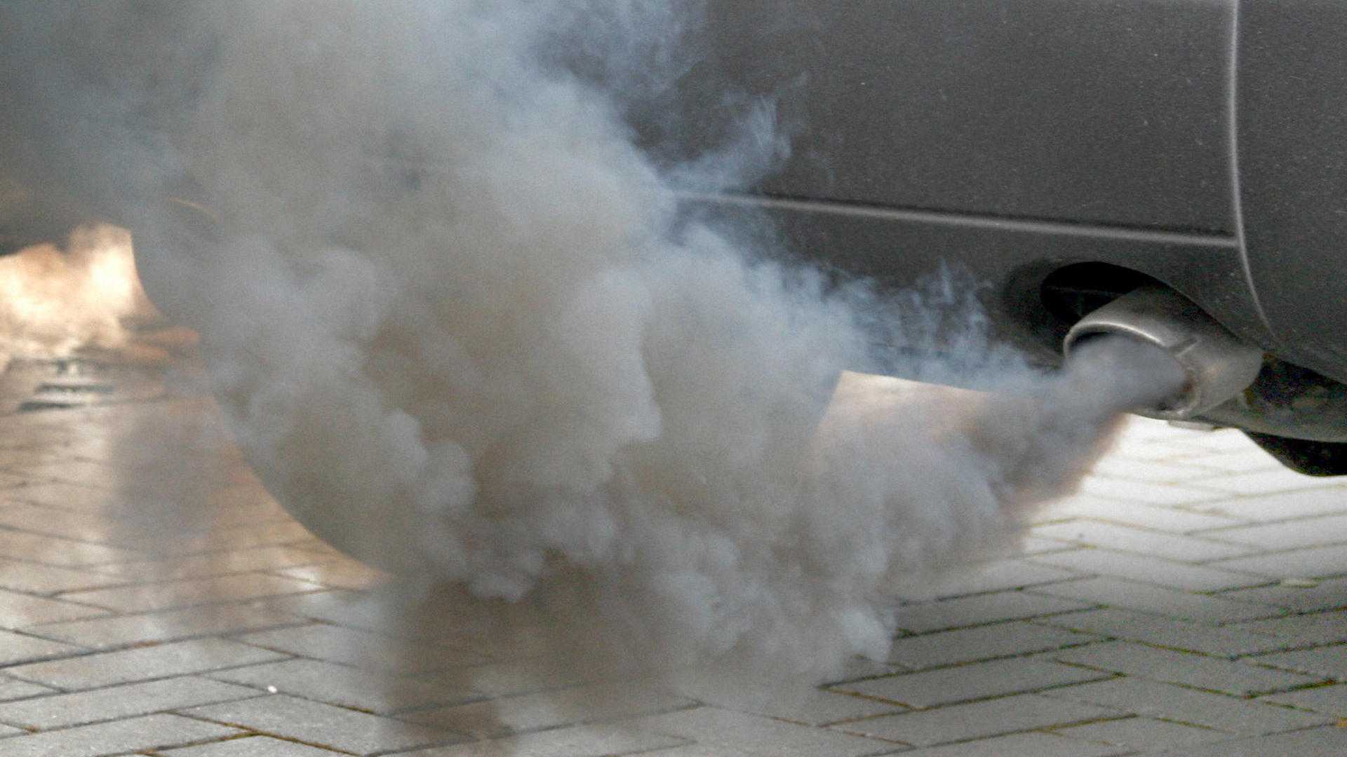 Почему трубы дымят. Выхлоп машины. Сизистый дым из выхлопной. Выхлопы от машин. Выхлопные ГАЗЫ автомобилей.