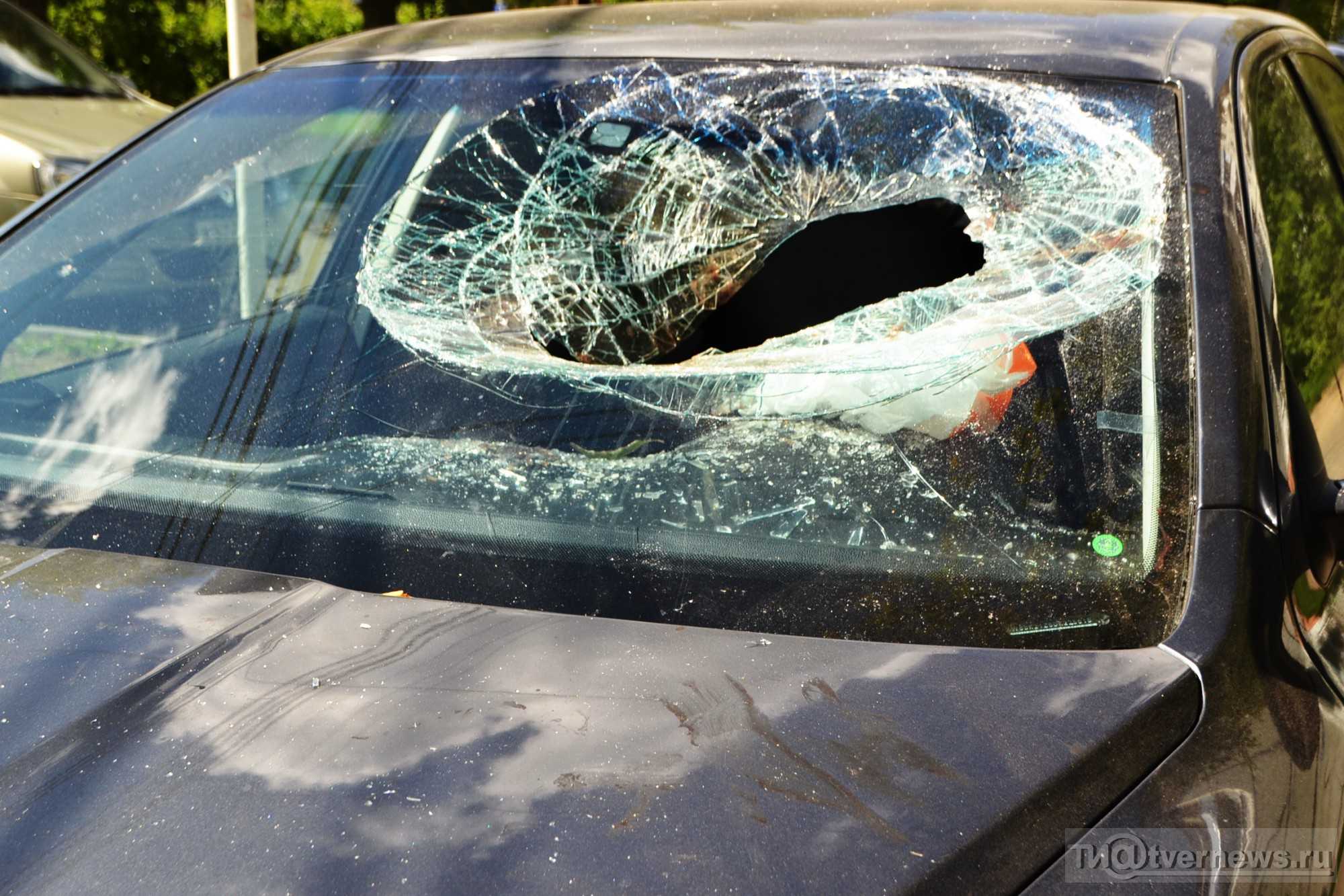 Разбитое лобовое стекло. Разбитое стекло автомобиля. Машина с разбитым стеклом. Разбитые стекла в машине.