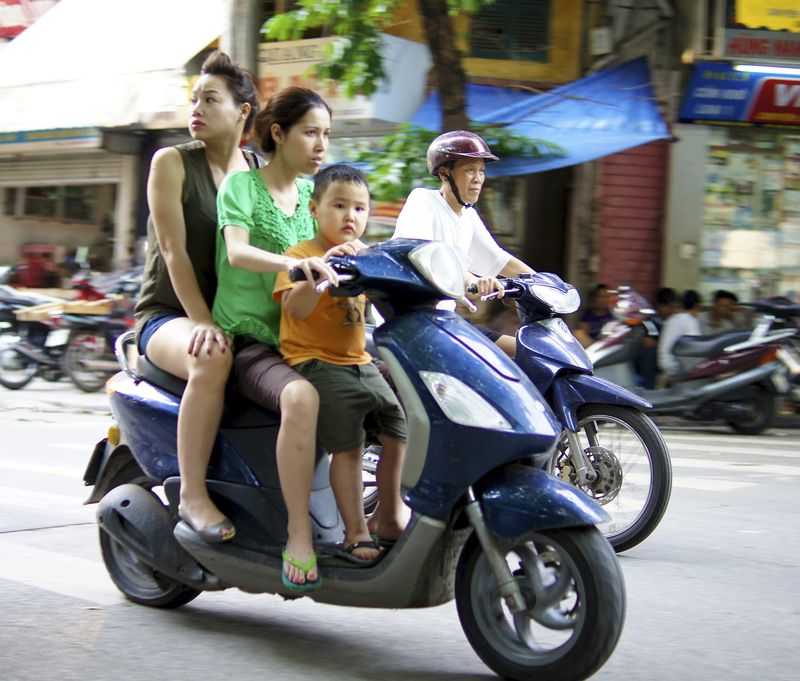 Как ездить на скутере. Вьетнамский скутер. Скутеры во Вьетнаме. Скутер для детей. Вьетнам Мопеды.