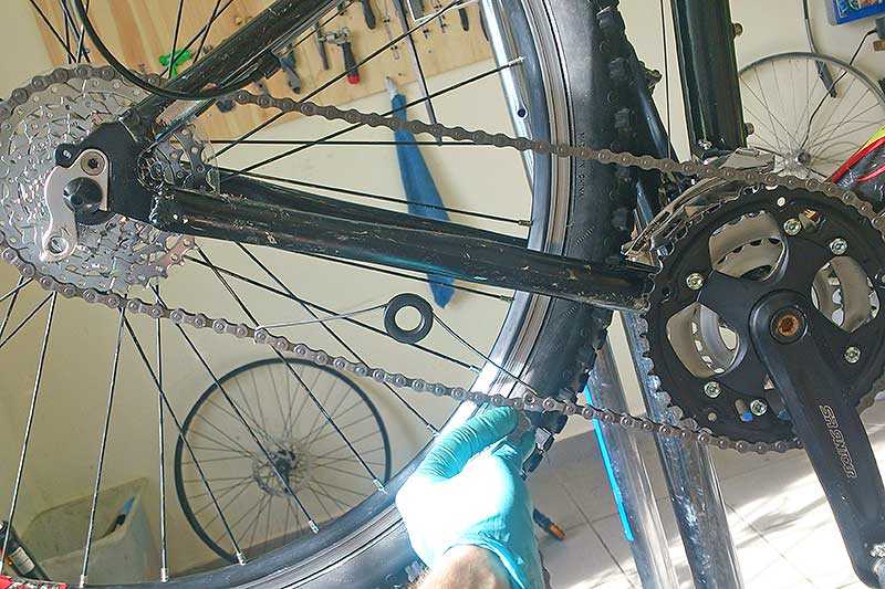 Как установить колесо на скоростной велосипед. Натяжитель цепи велосипеда Альтаир. Кожух цепи велосипеда стелс колеса 24. Защита цепи для велосипеда стелс. Заднее колесо стелс обычный цепь.