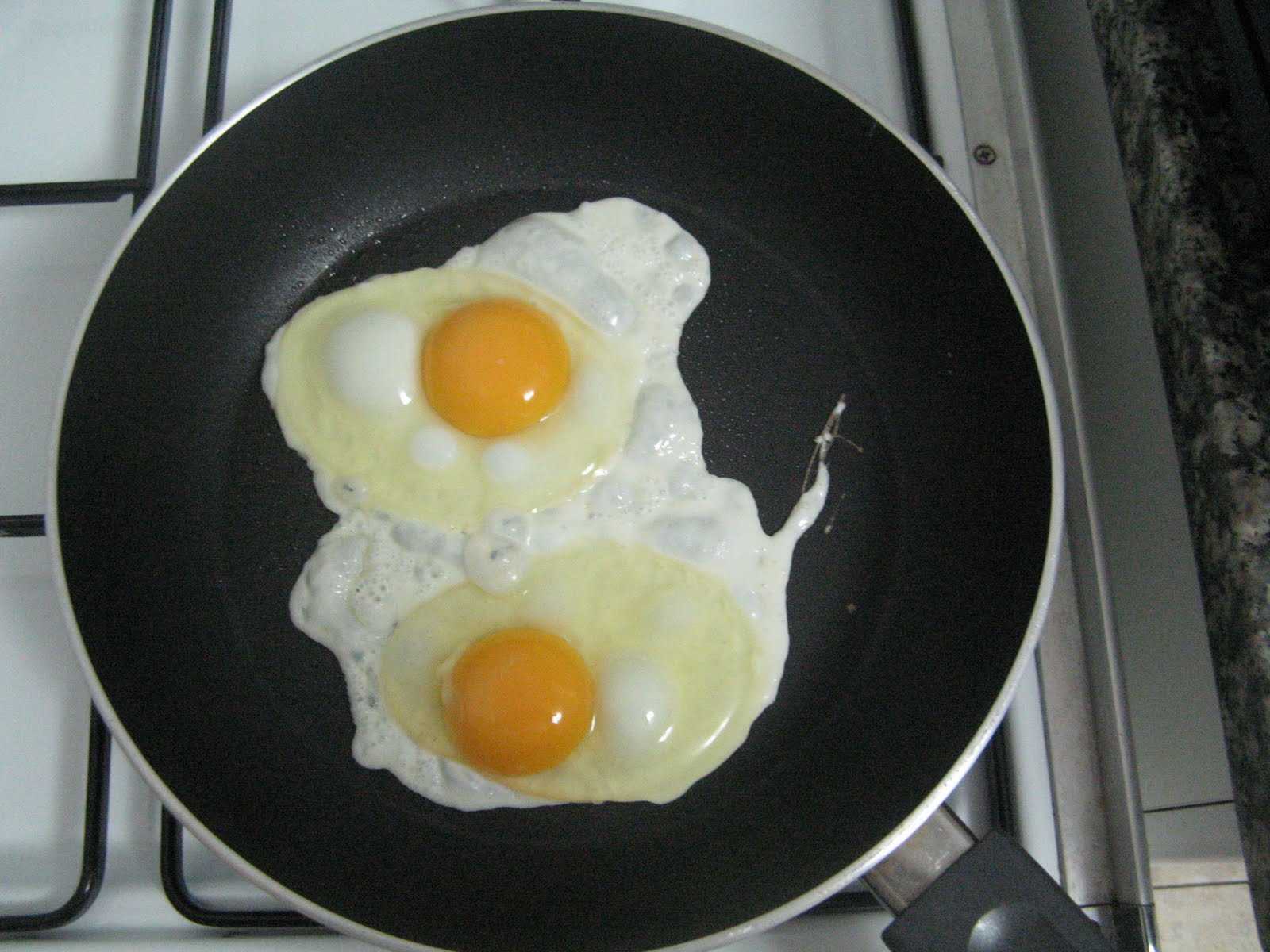 Вкусные жареные яйца. Яичница домашняя. Яичница глазунья. Сковородка для яичницы. Сковорода для глазуньи.