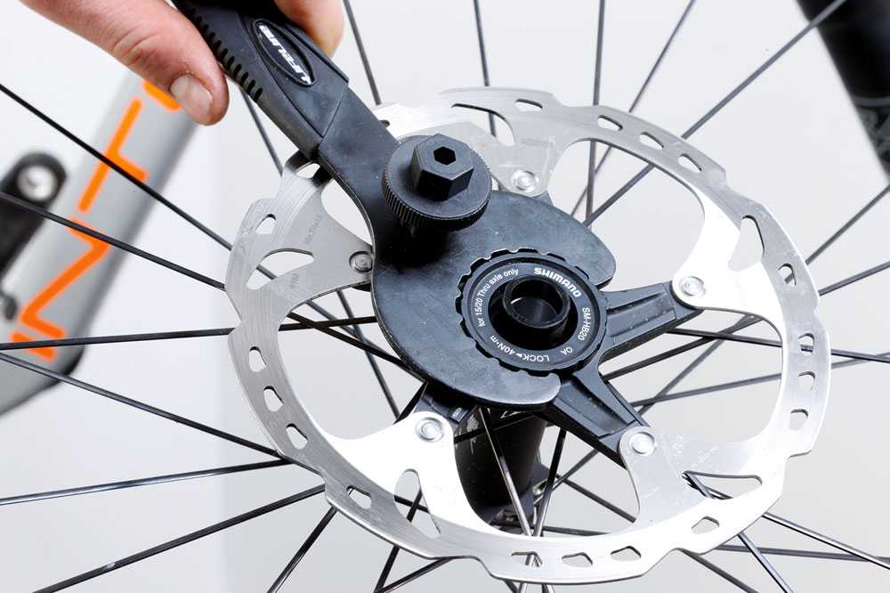 Закрепить переднее колесо на велосипеде