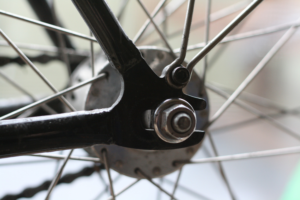 Закрепить переднее колесо на велосипеде. Дропауты под эксцентрик. Крепление переднего колеса велосипеда rx605. Гайка переднего колеса велосипеда. Гайка с эксцентриком для велосипеда.